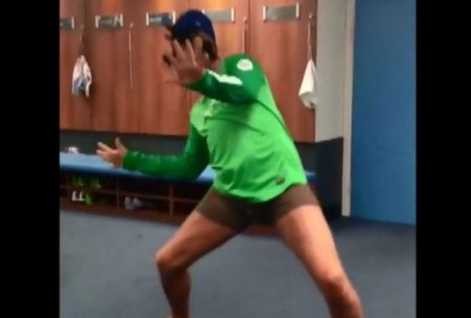 Pantilimon are un DILIU in vestiar :) Un jucator de la City s-a crezut Beyonce pentru cateva minute, colegii erau pe jos de ras! VIDEO