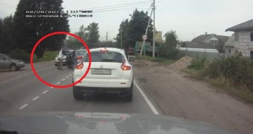 Sa NU vorbesti niciodata la telefon pe o sosea din Rusia! :)) Ce i s-a intamplat unui barbat care a facut-o: Na, sa vad acum la ce mai vorbesti! VIDEO: