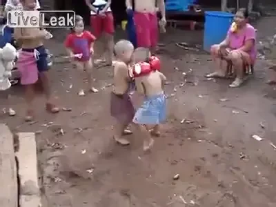 SOCANT! Drama unor copii pusi sa se bata de parintii lor! Imaginile care INGROZESC pe oricine! VIDEO