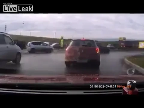 Cea mai PROASTA idee in trafic: i-a taiat fata cui nu trebuia si s-a trezit in INFERN! VIDEO: