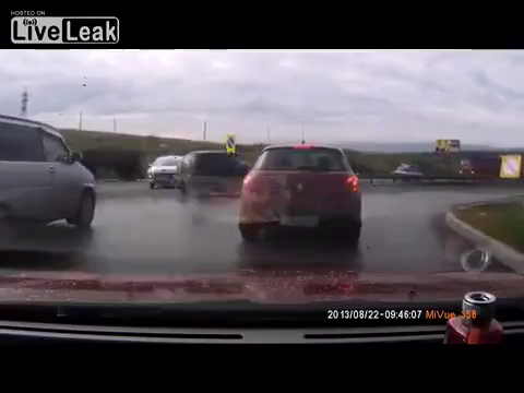 Cea mai PROASTA idee in trafic: i-a taiat fata cui nu trebuia si s-a trezit in INFERN! VIDEO: