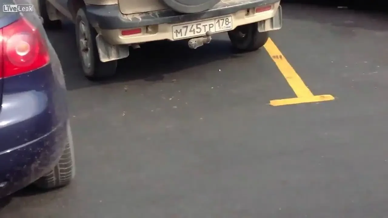 VIDEO Asa arata o parcare "NORMALA" din Rusia! Vor plati scump pentru asta! Cum isi lasa rusii masinile: