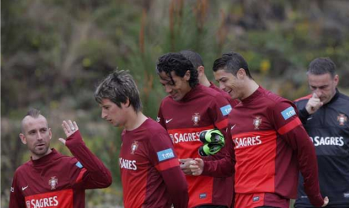 LACRIMI in cantonamentul Portugaliei! A plans pe umerii lui Ronaldo si l-a intrebat: De ce?! Vestea teribila primita de un portughez!