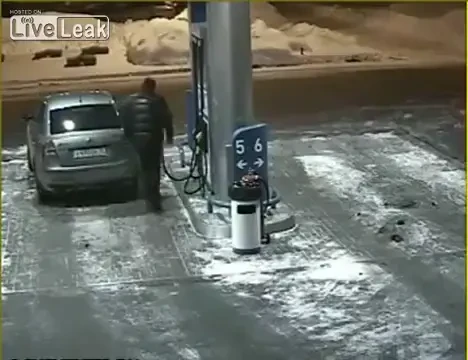 VIDEO A aprins un chibrit ca sa se uite in REZERVORUL masinii! Ce a urmat nu e greu de ghicit! GENIUL zilei: