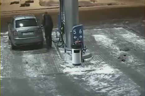 VIDEO A aprins un chibrit ca sa se uite in REZERVORUL masinii! Ce a urmat nu e greu de ghicit! GENIUL zilei: