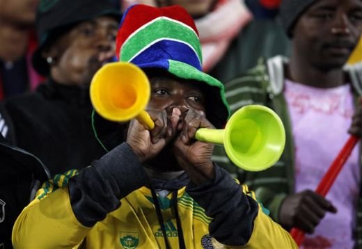Vuvuzela ARMA MORTALA! E incredibil la ce au ajuns africanii sa foloseasca celebrul simbol al Mondialului din 2010! FOTO: