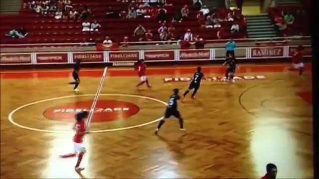 VIDEO GOLAZO!!! Executie geniala la fotbalul feminin in sala! N-o sa-ti vina sa crezi la nebunie s-a gandit!