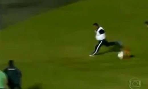 Faza CRIMINALA in Brazilia! Un MASEUR a intrat pe teren si a scos un gol! Vezi ce s-a intampla dupa:
