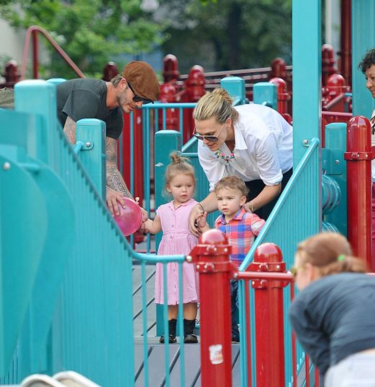 Victoria e GELOASA pe Beckham: A AGATAT un model Sports Illustrated in parculetul copiilor! FOTO_1