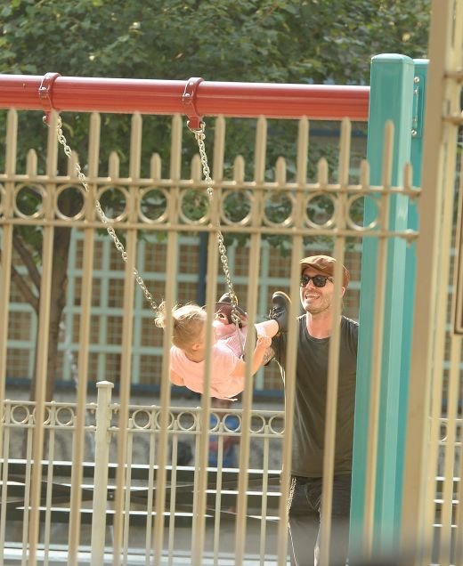 Victoria e GELOASA pe Beckham: A AGATAT un model Sports Illustrated in parculetul copiilor! FOTO_2