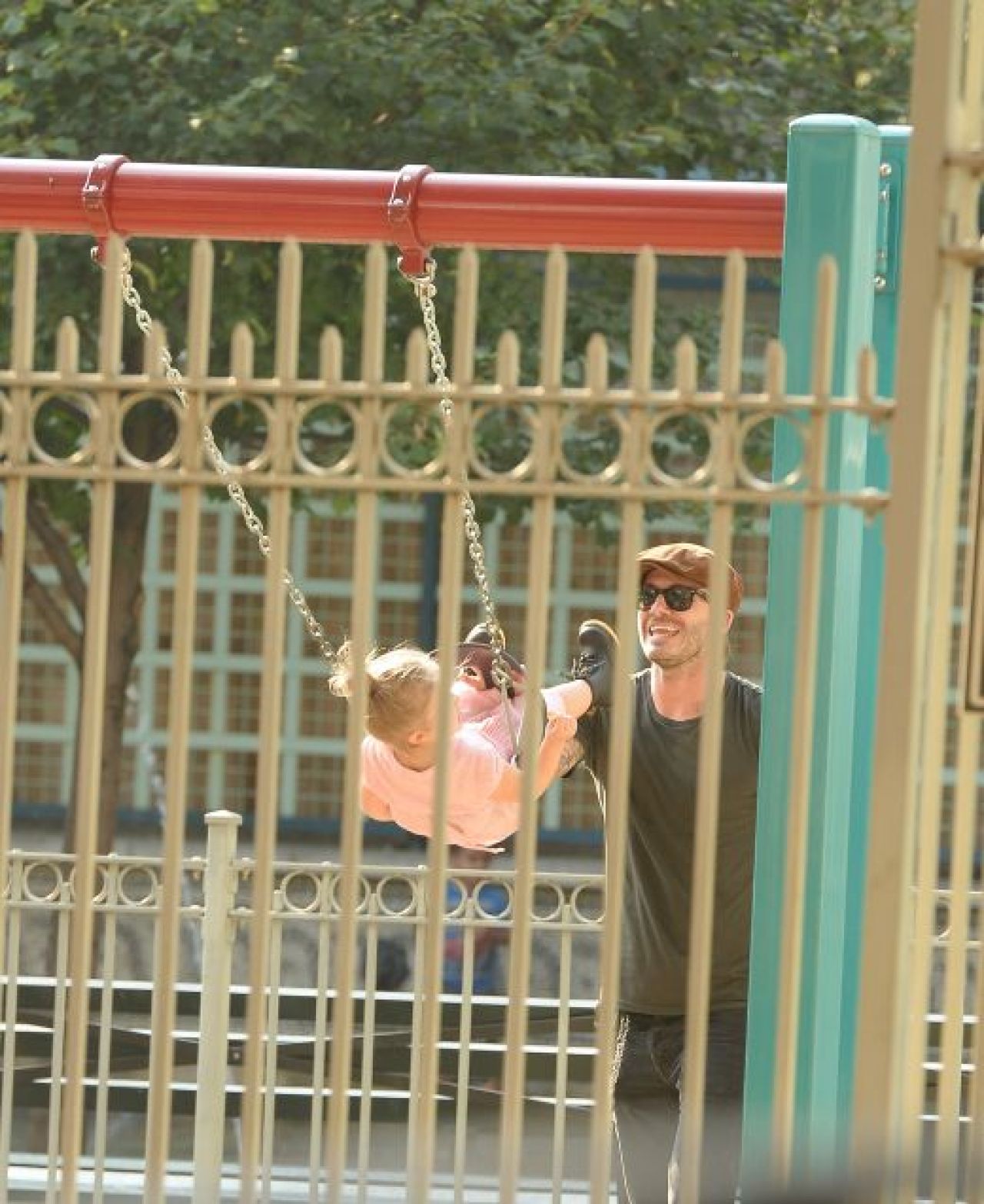 Victoria e GELOASA pe Beckham: A AGATAT un model Sports Illustrated in parculetul copiilor! FOTO_2
