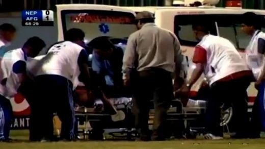 Un fotbalist a fost la un pas sa fie UCIS in timpul meciului: A fost RESUSCITAT pe gazon! VIDEO