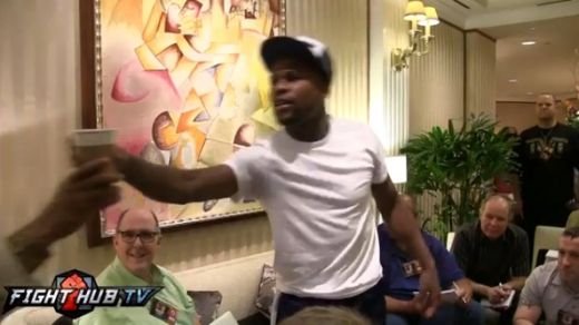 Floyd Mayweather A INNEBUNIT de tot :) Si-A CERTAT un membru din stafful tehnic: "Ai distrus totul. Nu se face asa ceva"