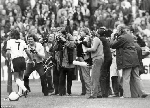 Fotbal, alcool si femei! 50 de ani de la debutul GENIULUI care si-a baut cariera! Pele si Maradona s-au inchinat in fata lui!