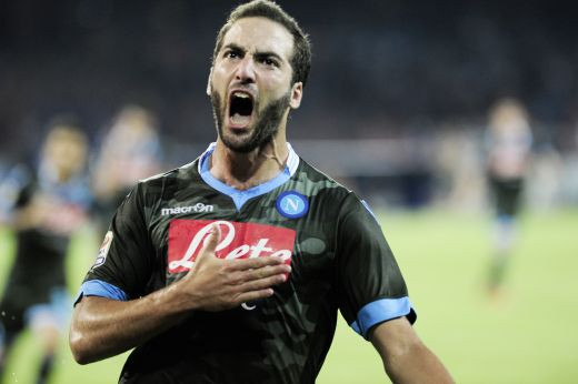 Avertisment! Risti enorm sa ti se faca pielea de gaina :) Momentul incredibil in care fanii lui Napoli au reactionat la golul lui Higuain: VIDEO