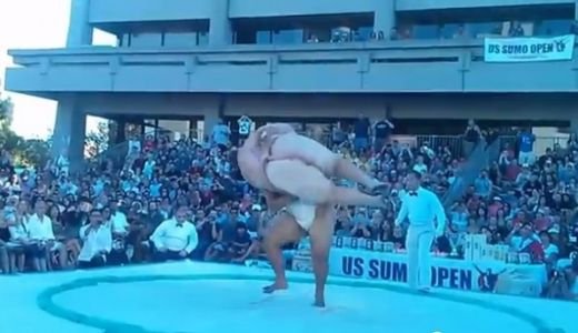 N-ai mai vazut niciodata asa ceva! Cum arata un KO la sumo: urias de 150 de kg, LIPIT de podea! VIDEO: