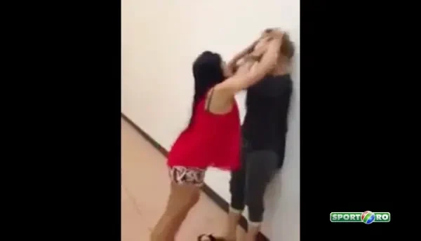 Un barbat BATUT MAR de o femeie: I-a dat pumni pana s-a pus in genunchi si i-a pupat picioarele! VIDEO