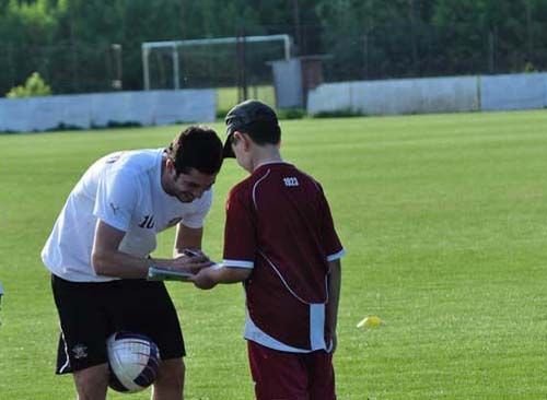 Gest emotionant pentru unul dintre cei mai rapidisti oameni! L-am chemat la meci, sa-mi poarte noroc! Ce cadou a primit: