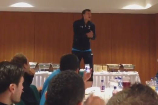 FA-BU-LOS! Chiriches s-a urcat pe mese si a cantat MANELE in vestiarul lui Tottenham! VIDEO senzational dupa ce a aflat ca o sa joace in Premier League