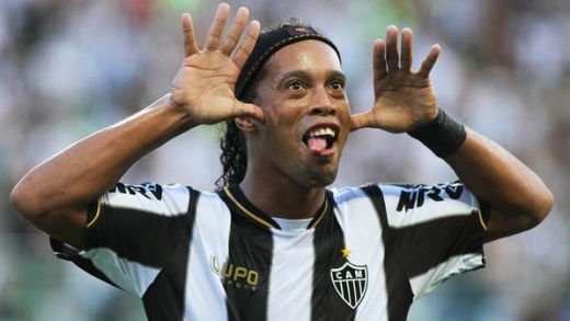 Momentele pentru care este considerat ZEU! Skill-ul lui Ronaldinho este INEGALABIL! Assist ca asta nu reusesti nici la FIFA: VIDEO :)