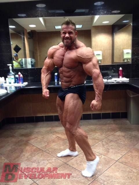 Mai este o saptamana pana la Mister Olympia! Vezi cum arata unul dintre FAVORITI! S-a pozat in baie dar abia incape in oglinda :)) FOTO