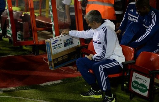 Ba, daca tot stai pe banca, ia d-aici, sa nu te plictisesti! Mourinho a fost pus pe CATERINCA la meciul cu Swindon! Ce cadou neasteptat i-a facut unui jucator: