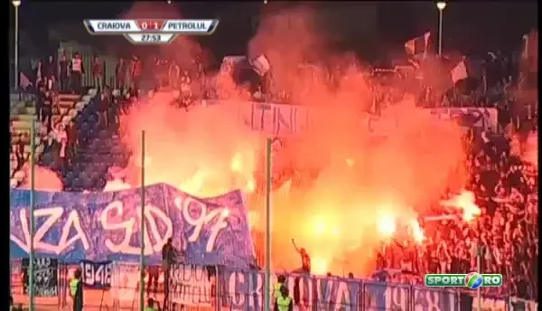 EXPLOZIE in peluza Craiovei! Ultrasii au dat FOC tribunei la Severin! Imagini de senzatie