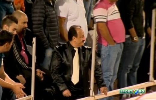 NU e bine sa arunci cu SUC! :) Faza GENIALA pe Giulesti: patronul Cristescu s-a facut bodyguard ca sa-i calmeze pe fani! VIDEO
