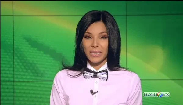 NEBUNIE: O americanca a reusit acrobatia anului! A mers pe sarma, intre doua camioane aflate in viteza! VIDEO