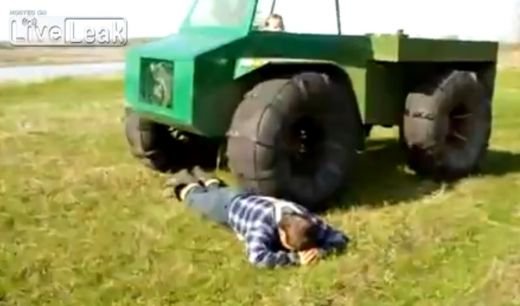 Prostia DOARE foarte tare: Un taran din Rusia s-a lasat calcat de camion! Ce crezi ca a patit? VIDEO