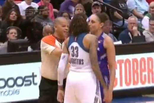Super moment de TANDRETE: Doua baschetbaliste s-au sarutat in fata arbitrului! Cum a reactionat acesta: VIDEO