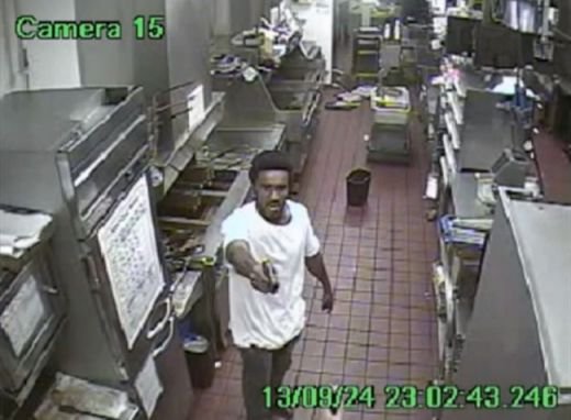 A vrut sa jefuiasca un McDonalds dar a sfarsit prin a se face de ras: Cel mai prost hot din lume, in actiune VIDEO