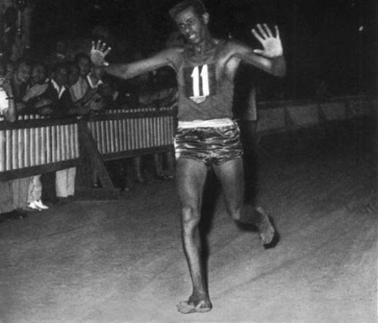 Stiati ca in septembrie 1960, un african necunscut a castigat maratonul in picioarele goale? Povestea fascinanta a lui Abebe Bikila_6