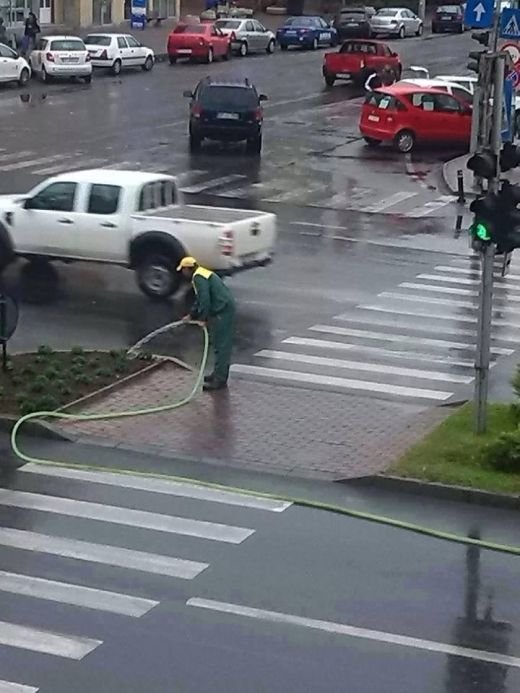 IMAGINEA ZILEI in Bucuresti! Un angajat al Primariei trebuie sa primeasca un premiu pentru asta! Vezi ce facea dupa 2 zile de ploaie: