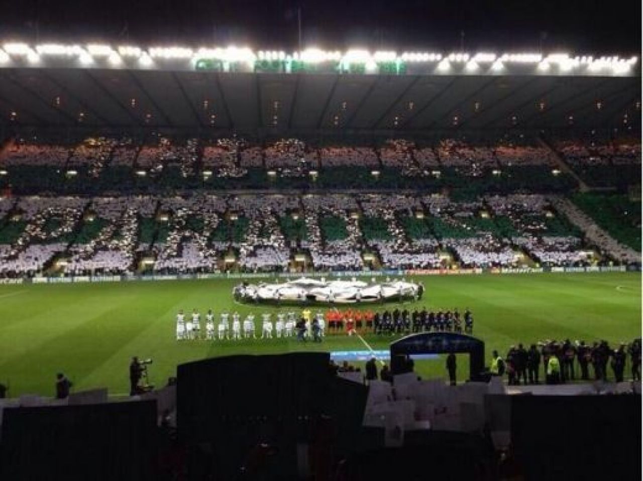 COREGRAFIA SERII: Fanii lui Celtic i-au speriat pe granzii de la Barcelona! Moment MAGIC in tribune la Dortmund: FOTO_3