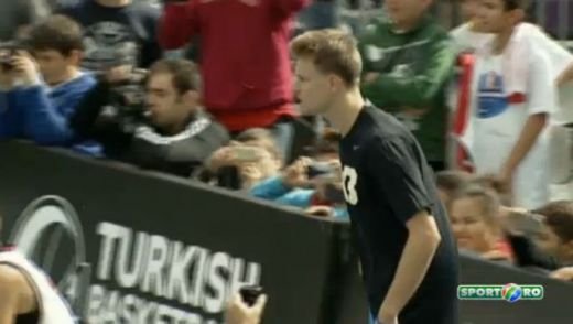 Saritura SENZATIONALA peste un motociclist! Un polonez a castigat concursul de slam dunk cu o executie GENIALA! VIDEO
