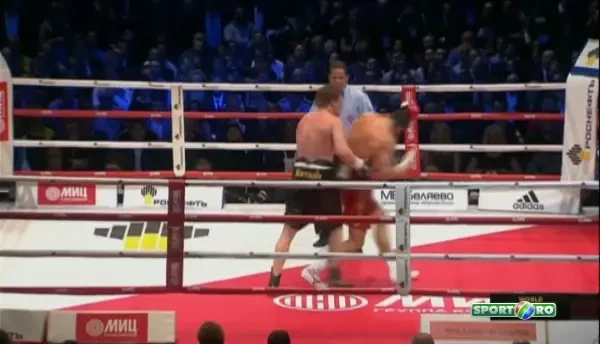 Klitschko isi pastreaza centurile! I-a MASACRAT fata lui Povetkin! Rusul a rezistat eroic 12 reprize! VIDEO