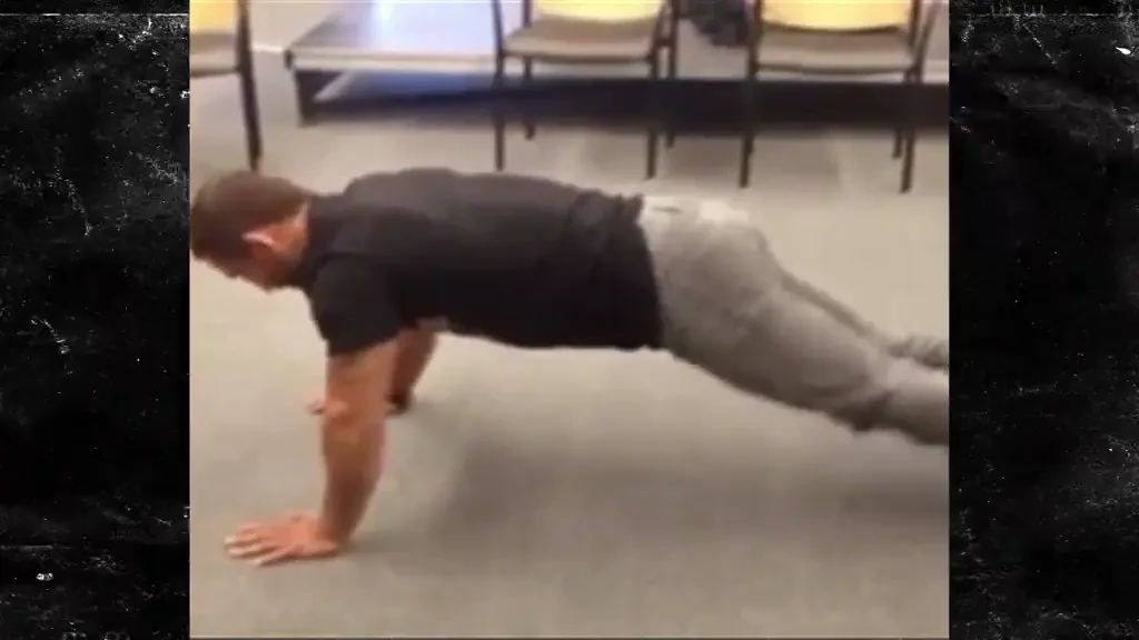 Nu s-a mai vazut pana acum! Modul INCREDIBIL in care face flotari un campion din UFC! Ai putea sa faci asa ceva? VIDEO