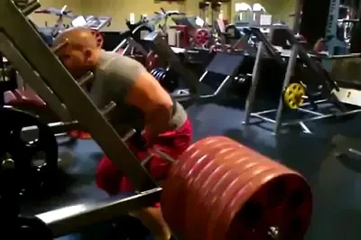 Razi cu lacrimi de COLOSUL asta :)) Ce e asta, dansul gainii nebune? Vezi ce face dupa ce ridica haltera de 250 de kilograme! VIDEO