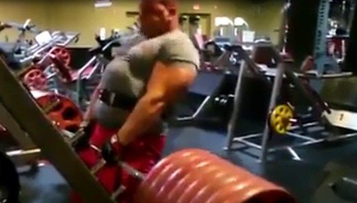 Razi cu lacrimi de COLOSUL asta :)) "Ce e asta, dansul gainii nebune?" Vezi ce face dupa ce ridica haltera de 250 de kilograme! VIDEO