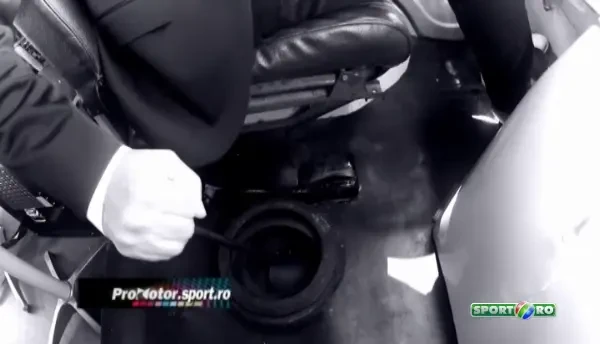 Afacere curata: cum faci bani din mers cu o masina veche. Business in premiera in Romania.