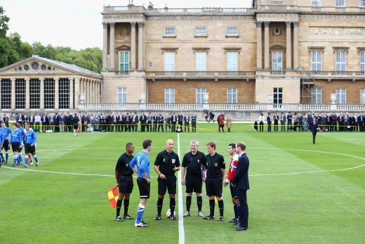 VIDEO PREMIERA! Primul meci din istorie disputat la Palatul Buckingham! Regina s-a speriat:
