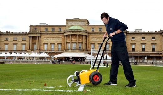 VIDEO PREMIERA! Primul meci din istorie disputat la Palatul Buckingham! Regina s-a speriat: 
