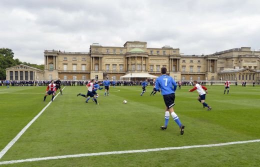 VIDEO PREMIERA! Primul meci din istorie disputat la Palatul Buckingham! Regina s-a speriat: 