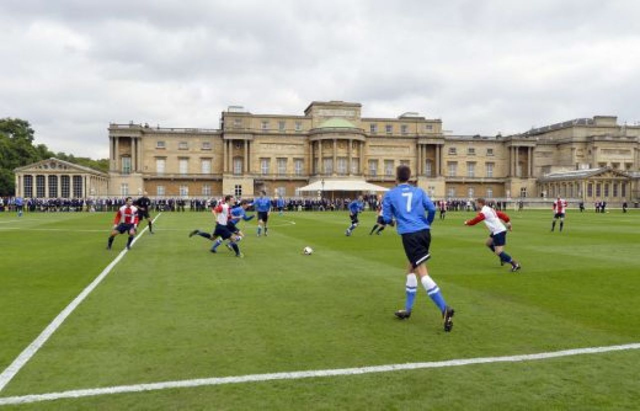 VIDEO PREMIERA! Primul meci din istorie disputat la Palatul Buckingham! Regina s-a speriat: