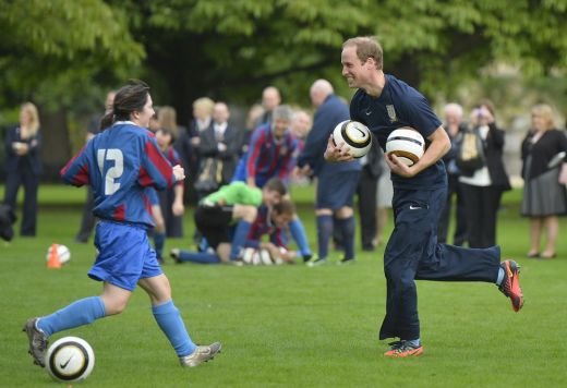 VIDEO PREMIERA! Primul meci din istorie disputat la Palatul Buckingham! Regina s-a speriat: 