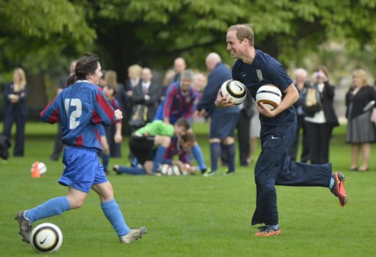 VIDEO PREMIERA! Primul meci din istorie disputat la Palatul Buckingham! Regina s-a speriat: