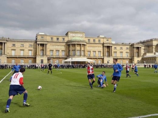 VIDEO PREMIERA! Primul meci din istorie disputat la Palatul Buckingham! Regina s-a speriat: 