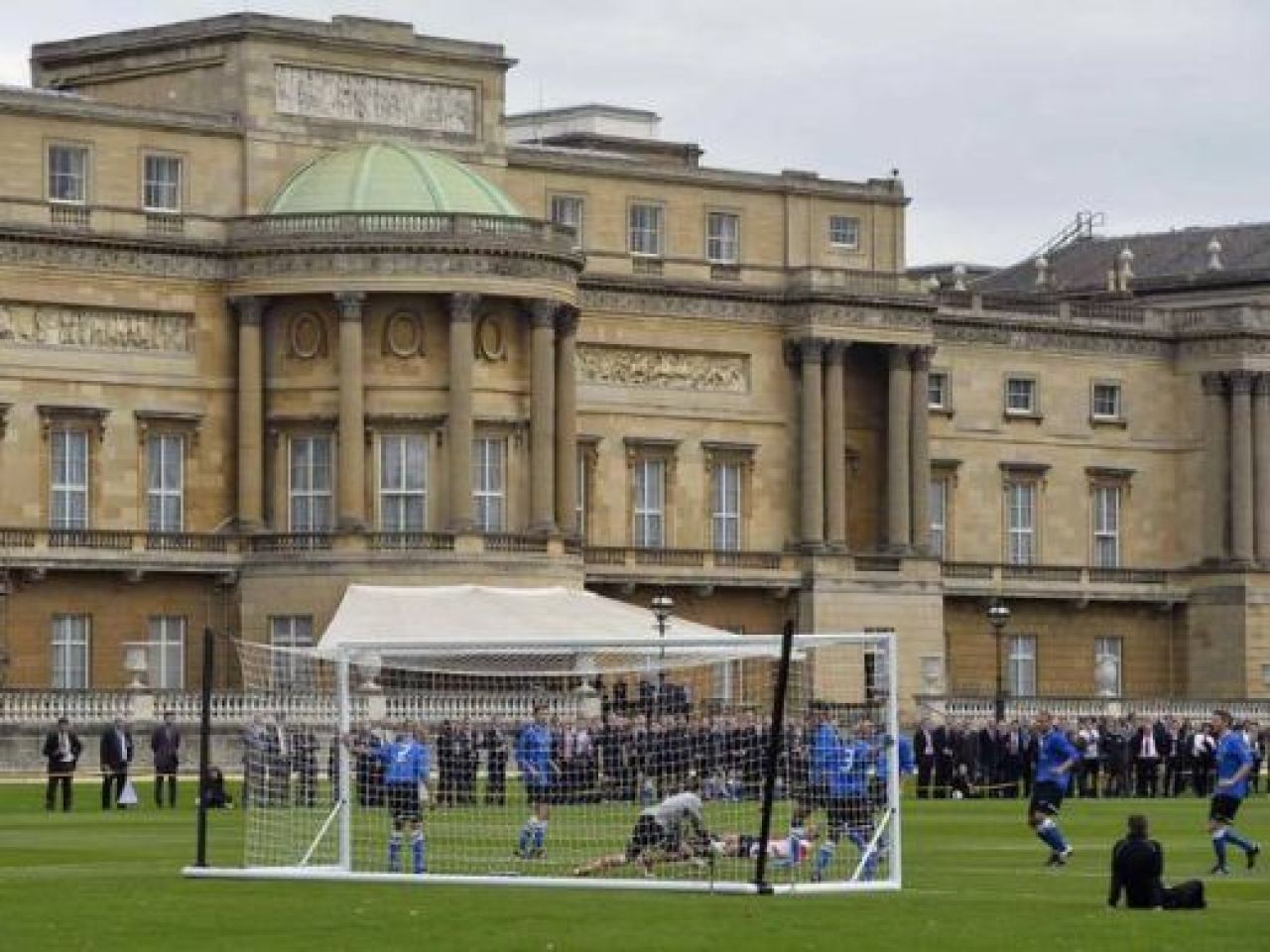 VIDEO PREMIERA! Primul meci din istorie disputat la Palatul Buckingham! Regina s-a speriat: