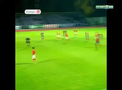 VIDEO: Faza RARA pe un teren de fotbal! Doi jucatori de la aceeasi echipa s-au BATUT mar pe teren!
